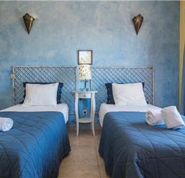 4 Bedroom Villa with Pool and Walking Distance from Gale Beach, Sleeps 8